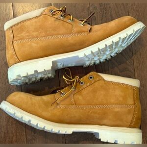 TIMBERLAND s9.5 ladies hiking boots-Worn once! Waterproof suede w/white soles